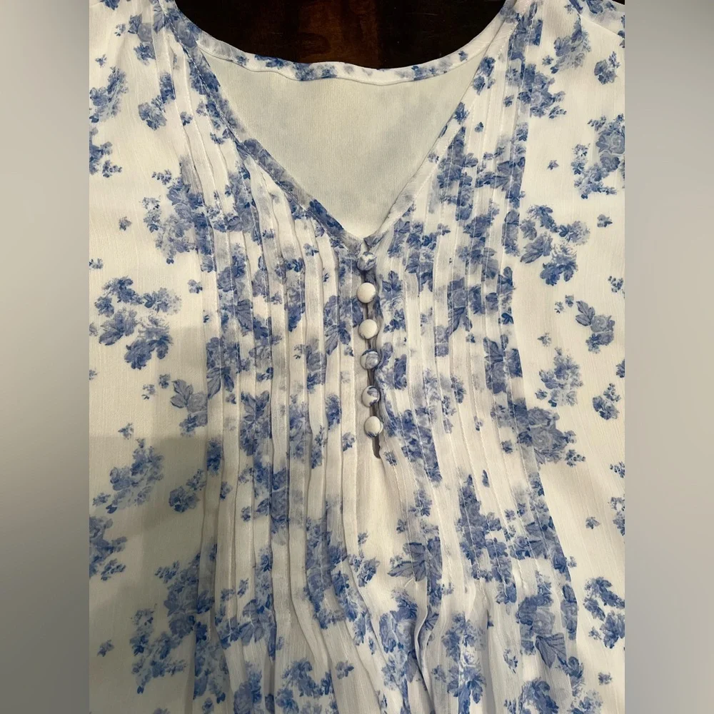 Floral Blue and White Top with Puff sleeves - Picture 3 of 5